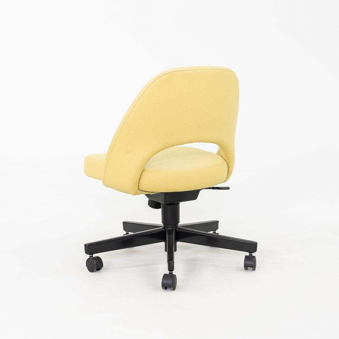 Queste sono sedie da scrivania senza braccioli Saarinen Executive con base girevole, disegnate originariamente nel 1957 da Eero Saarinen e prodotte da Knoll. Questi esemplari in particolare sono stati prodotti nel 2017. Il design è caratterizzato da