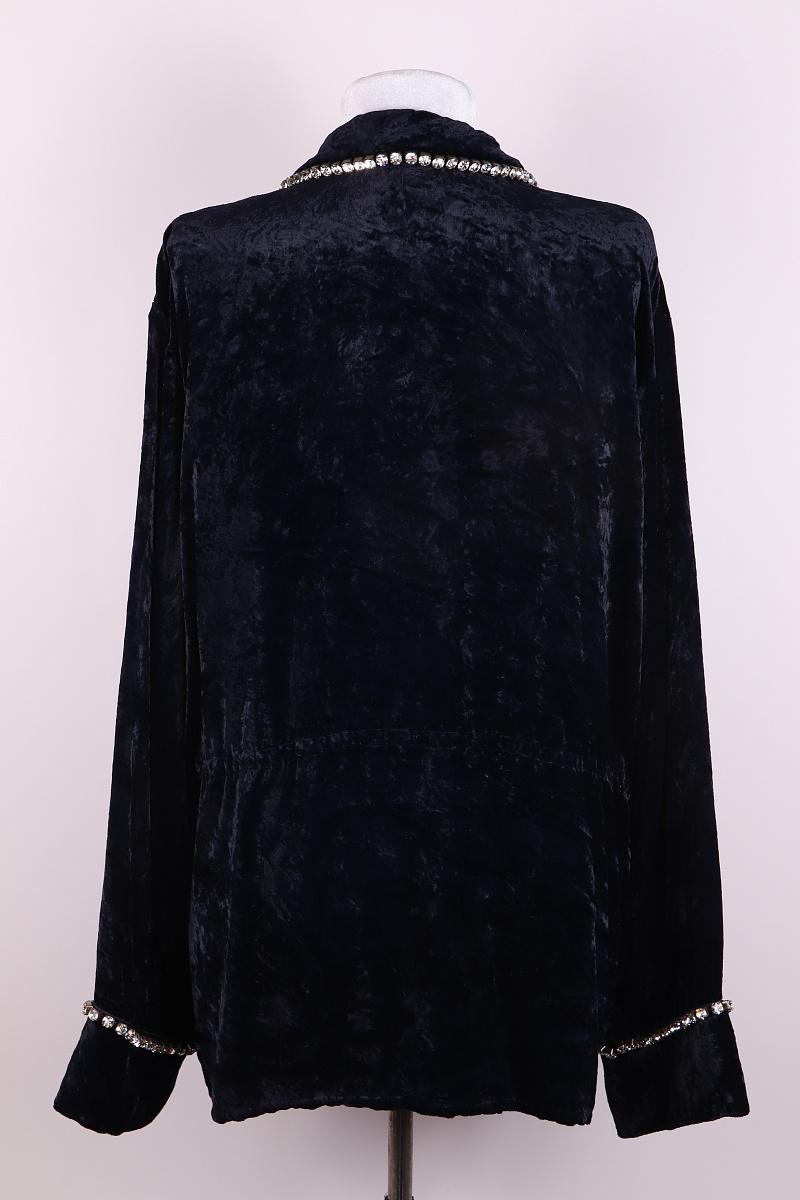 2017 Gucci - Veste en velours ajustée

Pour créer cette veste de style pyjama, les artisans de la marque fondée par Guccio Gucci ont utilisé du velours texturé. Les boutons sont également recouverts du même matériau. Ce modèle comporte une petite