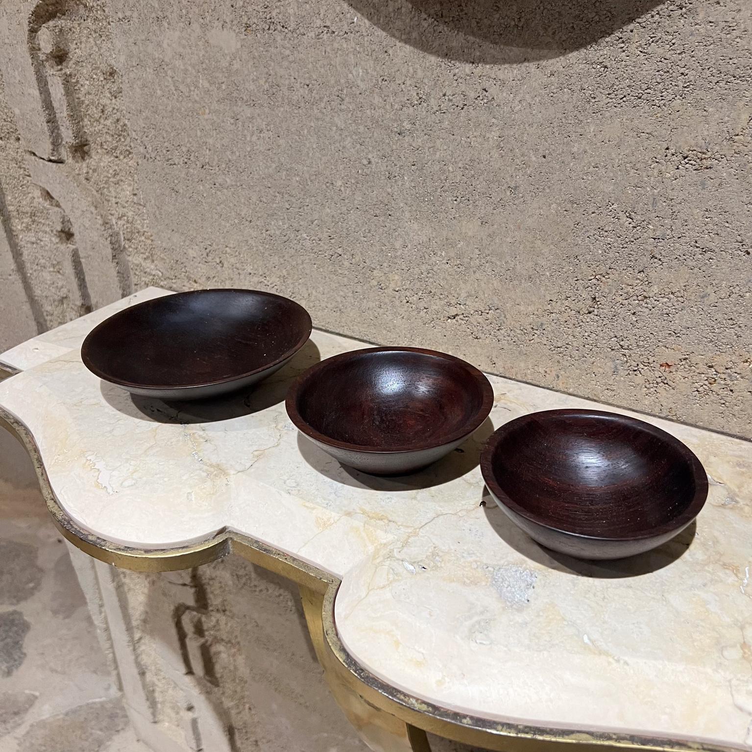 Set di tre ciotole in legno di palissandro decorate artigianalmente
artista firmato
1 6,5 diametro x 1,75
2 medie -5,25 di diametro x 1,75 di altezza
3 piccoli 4 diametri x 1,75 h.
Originale non restaurata
Rivedi le immagini elencate