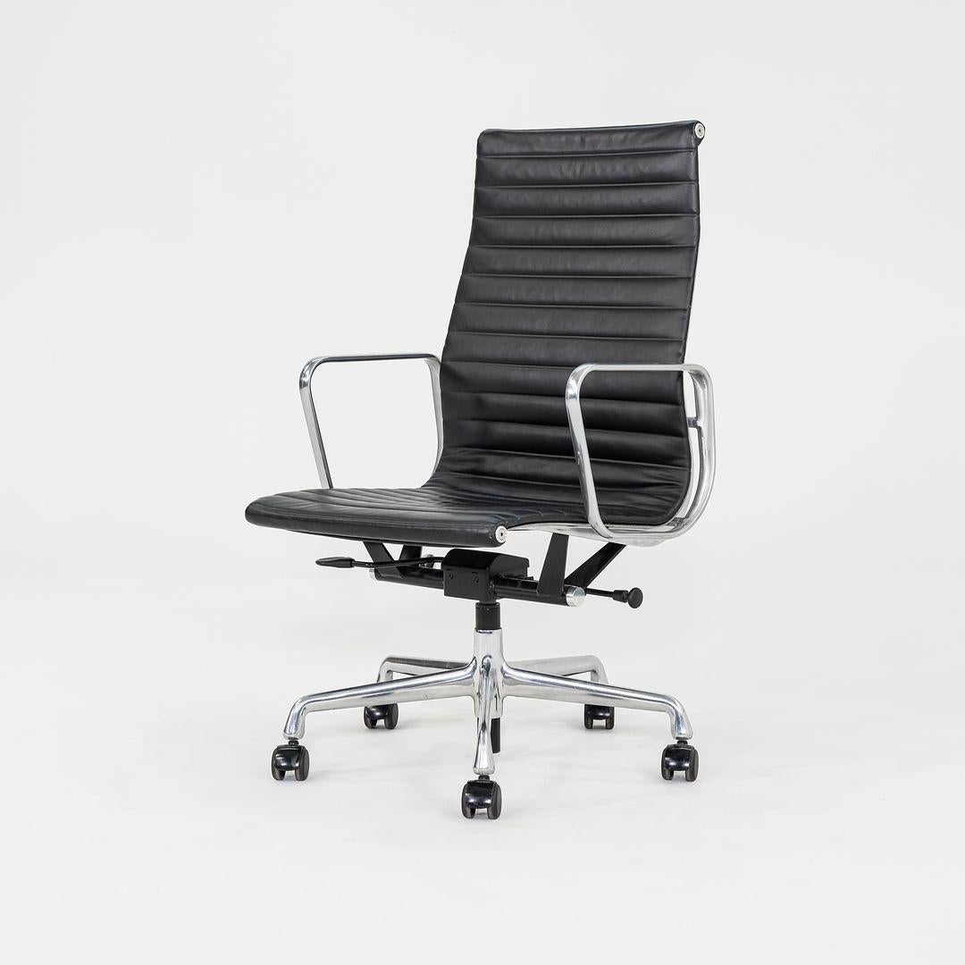 Contemporary 2017 Herman Miller Eames Aluminum Group Executive Desk Chair Black 1x Available For Sale