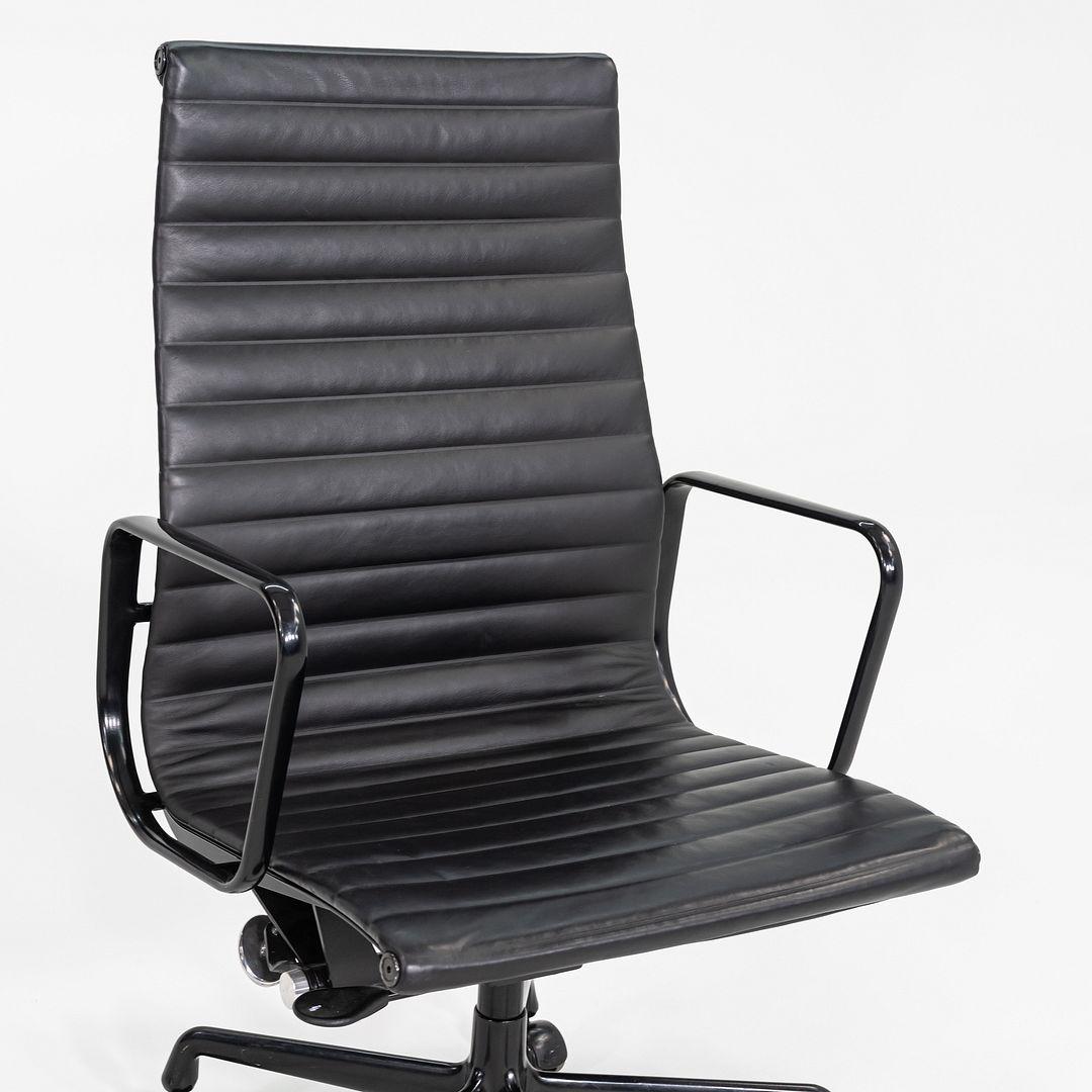 2017 Herman Miller Eames Aluminum Group Chefsessel in Leder mit Gestell im Angebot 3