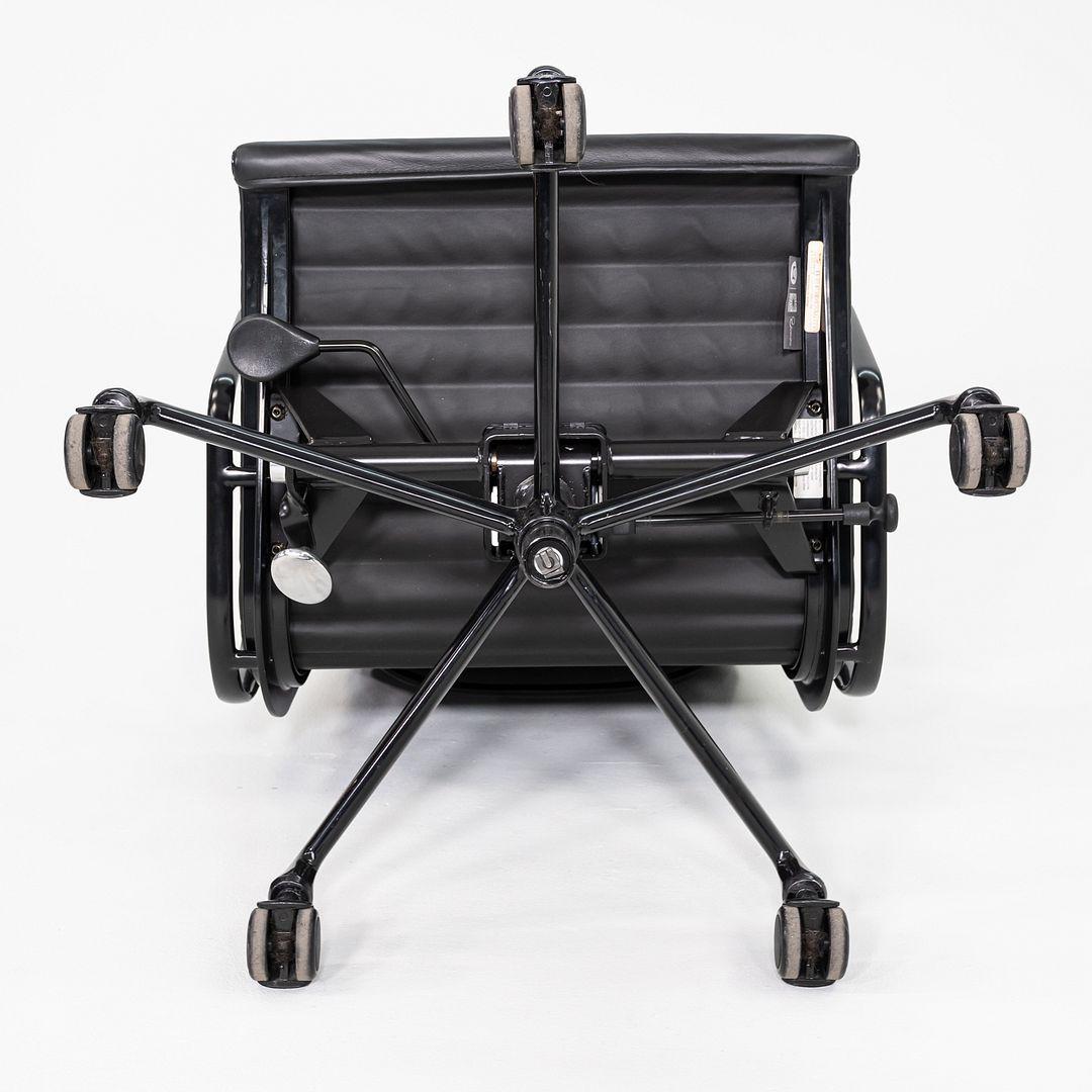 2017 Herman Miller Eames Aluminum Group Chefsessel in Leder mit Gestell im Angebot 4