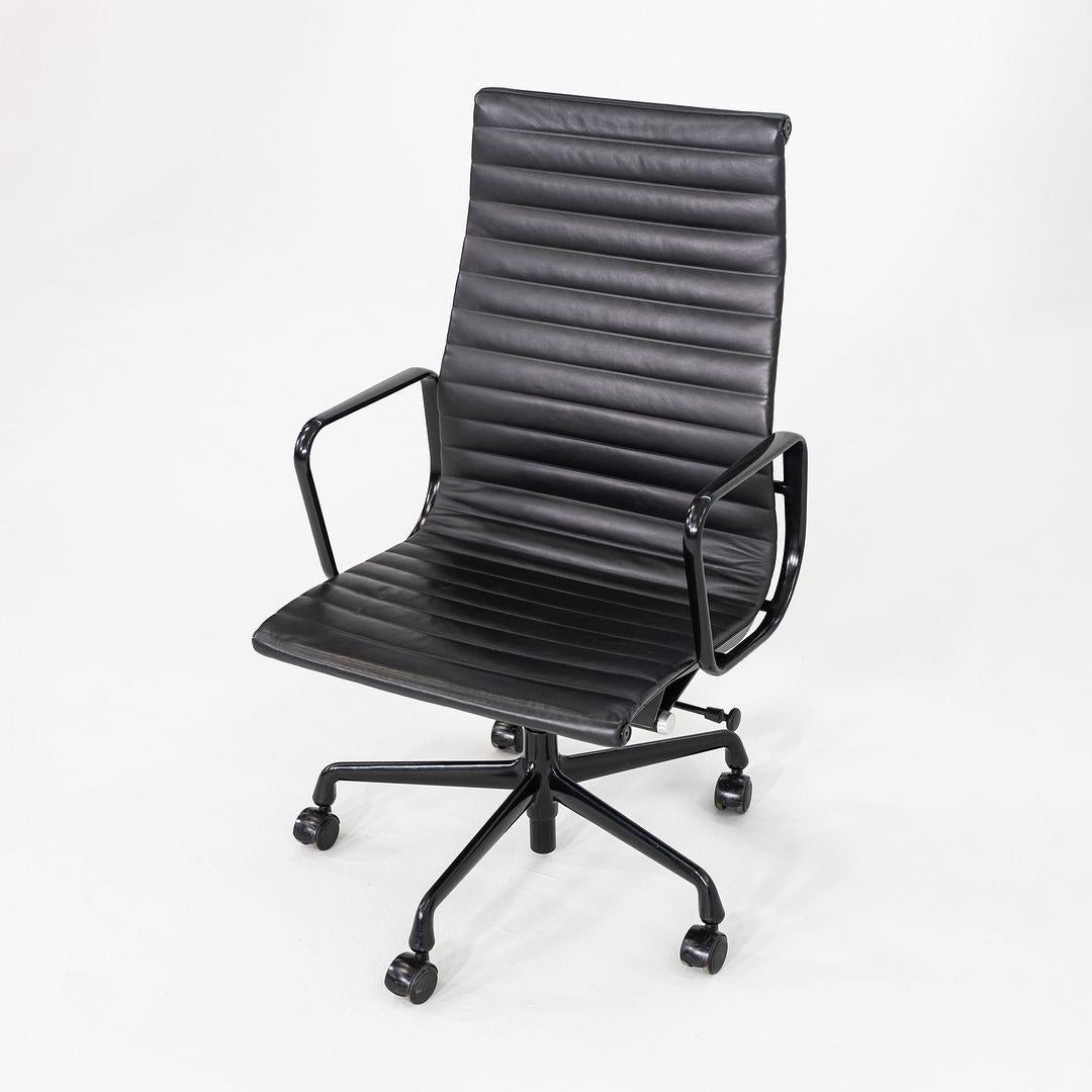 Dies ist ein Eames Aluminum Group Executive Desk Chair, ursprünglich entworfen von Charles und Ray Eames im Jahr 1958. Dieses Exemplar wurde 2017 von Herman Miller hergestellt. Das Design zeichnet sich durch einen schwarzen 5-Stern-Sockel aus