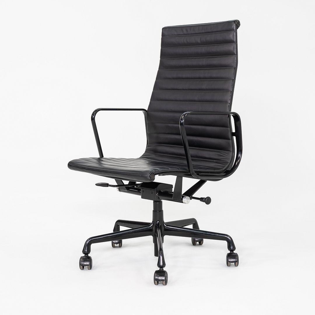 2017 Herman Miller Eames Aluminum Group Chefsessel in Leder mit Gestell (Moderne) im Angebot