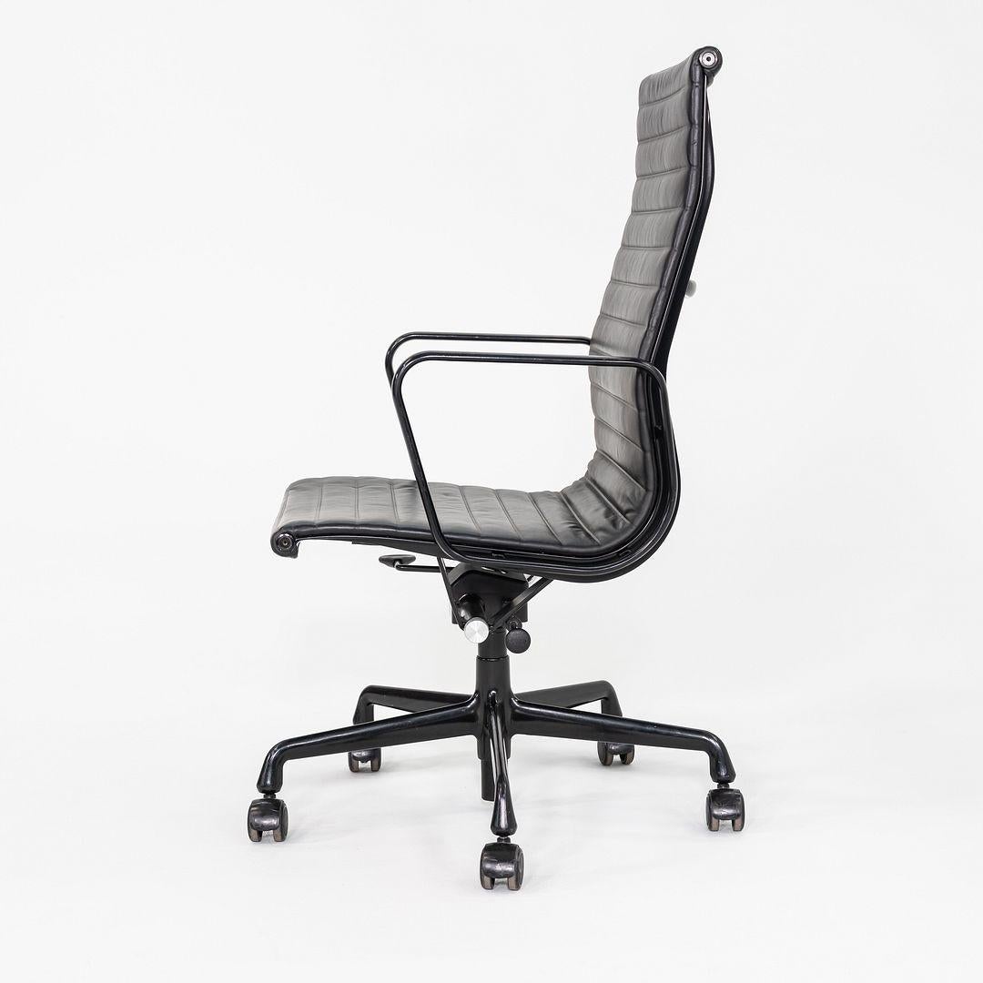 2017 Herman Miller Eames Aluminum Group Chefsessel in Leder mit Gestell (amerikanisch) im Angebot