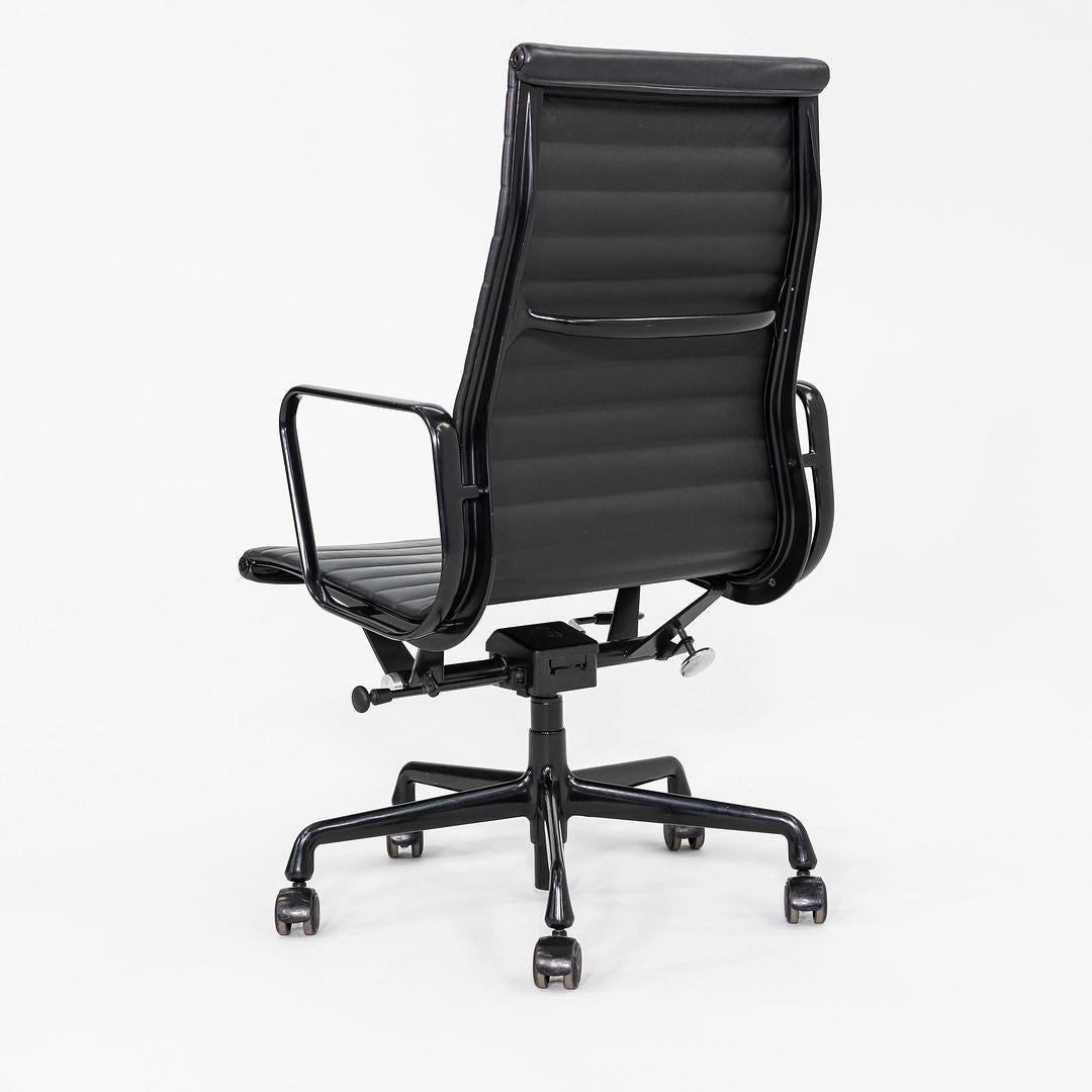 2017 Herman Miller Eames Aluminum Group Chefsessel in Leder mit Gestell im Zustand „Gut“ im Angebot in Philadelphia, PA