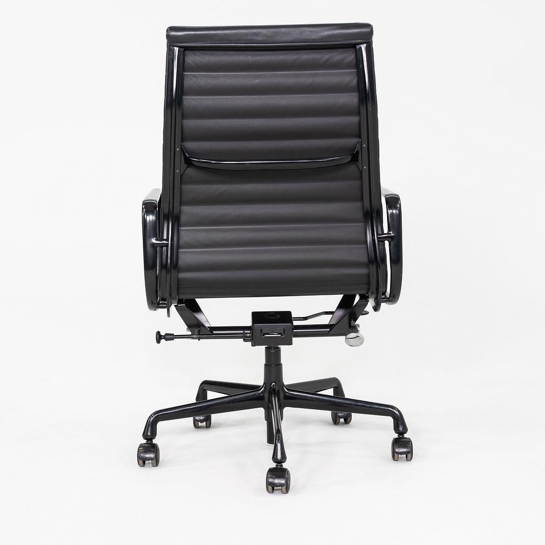 2017 Herman Miller Eames Aluminum Group Chefsessel in Leder mit Gestell (21. Jahrhundert und zeitgenössisch) im Angebot