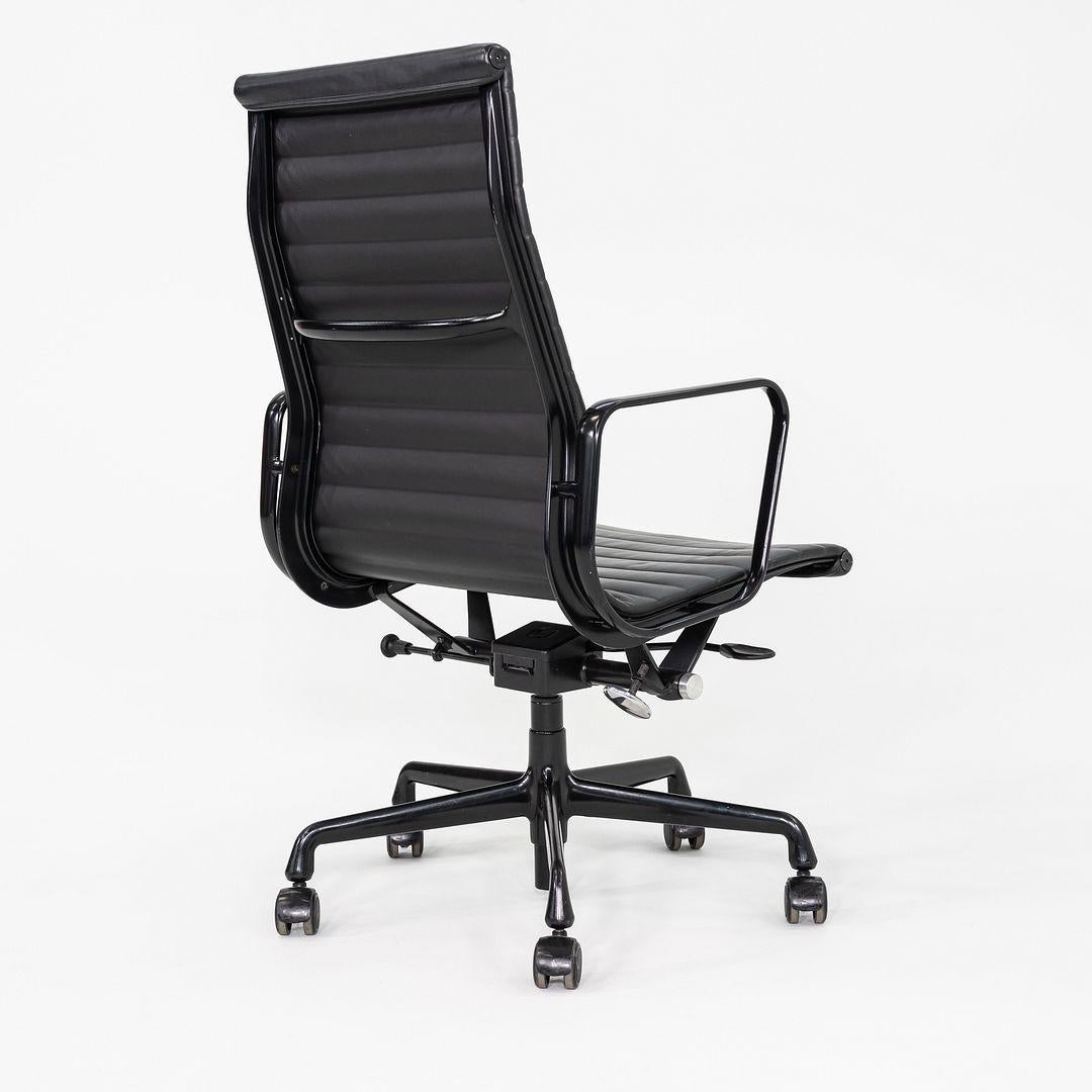 2017 Herman Miller Eames Aluminum Group Chefsessel in Leder mit Gestell (Aluminium) im Angebot
