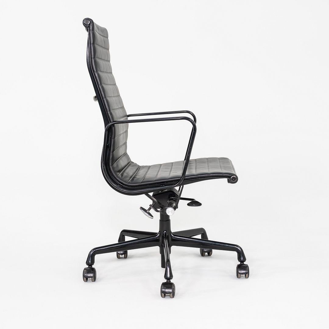 2017 Herman Miller Eames Aluminum Group Chefsessel in Leder mit Gestell im Angebot 1