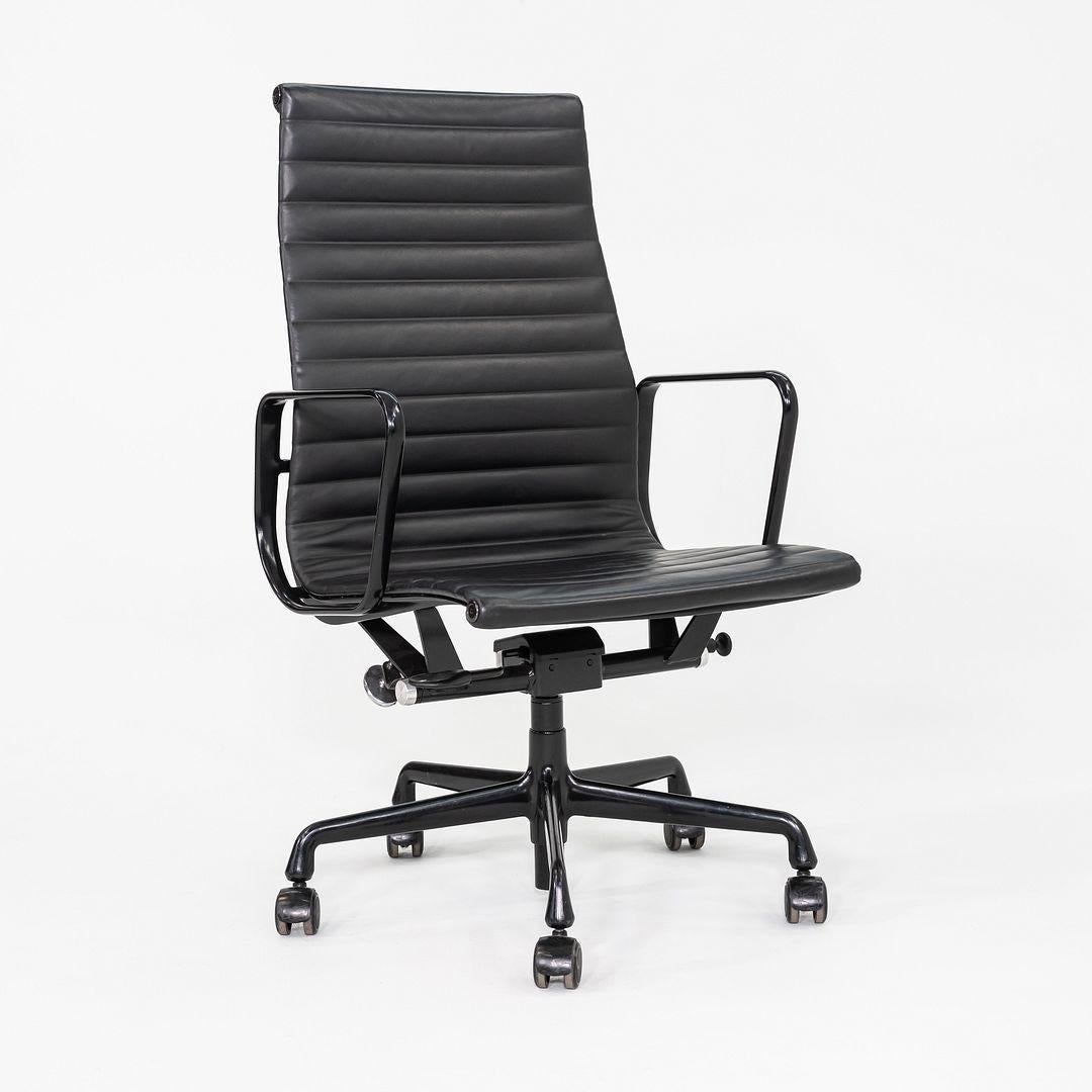 2017 Herman Miller Eames Aluminum Group Chefsessel in Leder mit Gestell im Angebot 2