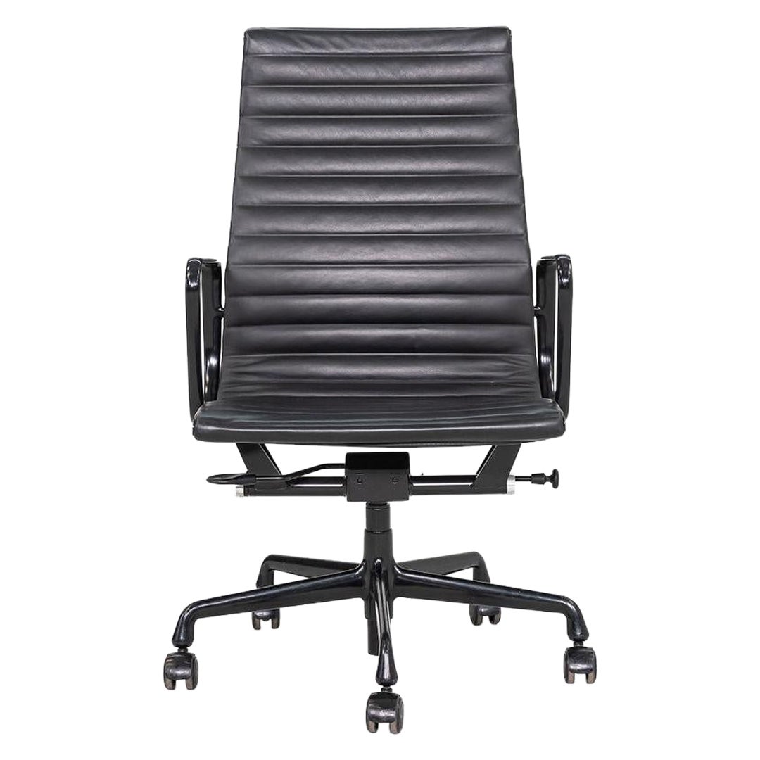 2017 Herman Miller Eames Aluminum Group Chefsessel in Leder mit Gestell im Angebot