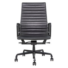 2017 Herman Miller Eames Aluminum Group Chefsessel in Leder mit Gestell