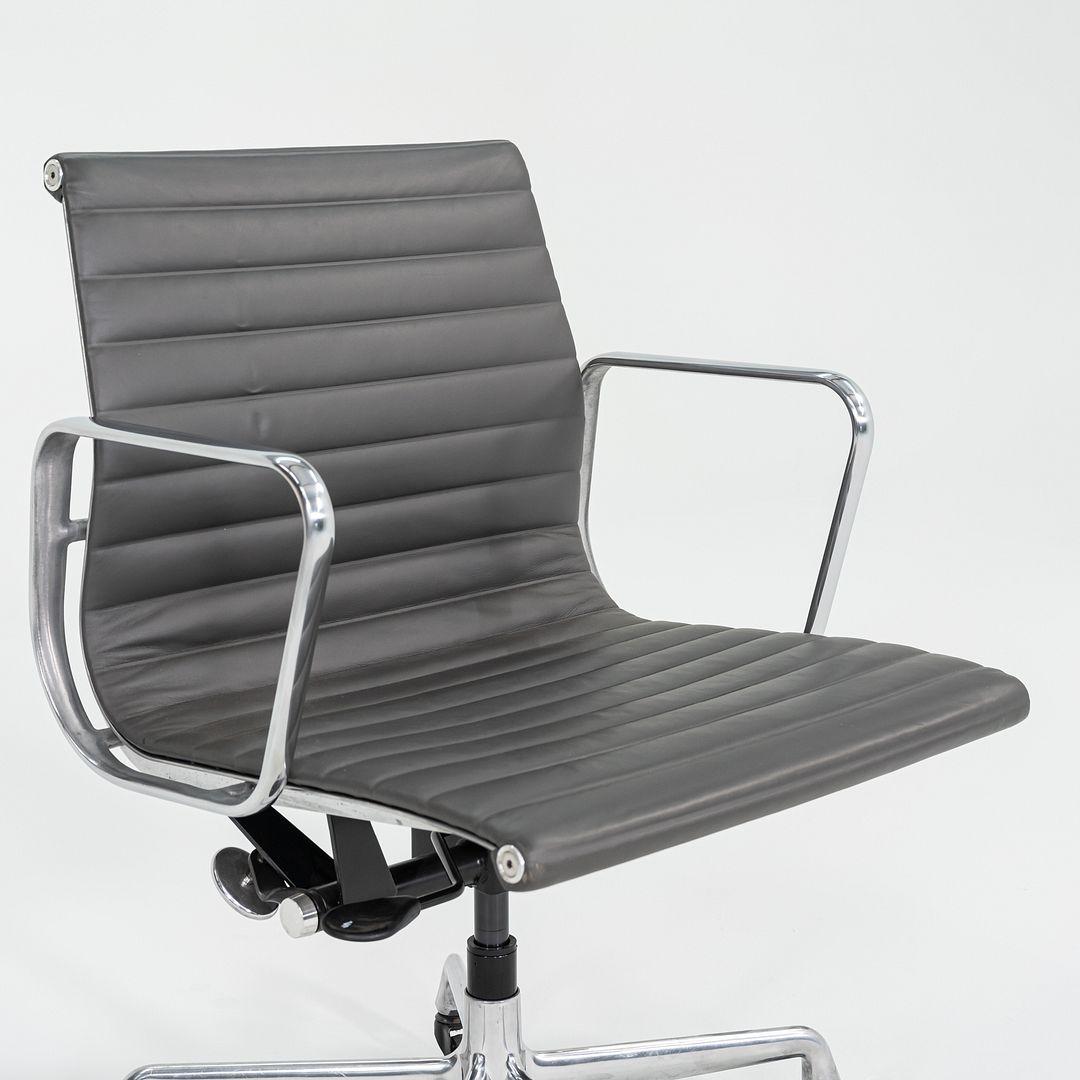 2017 Chaise de gestion de groupe en aluminium Eames EAG d'Herman Miller en cuir gris en vente 4