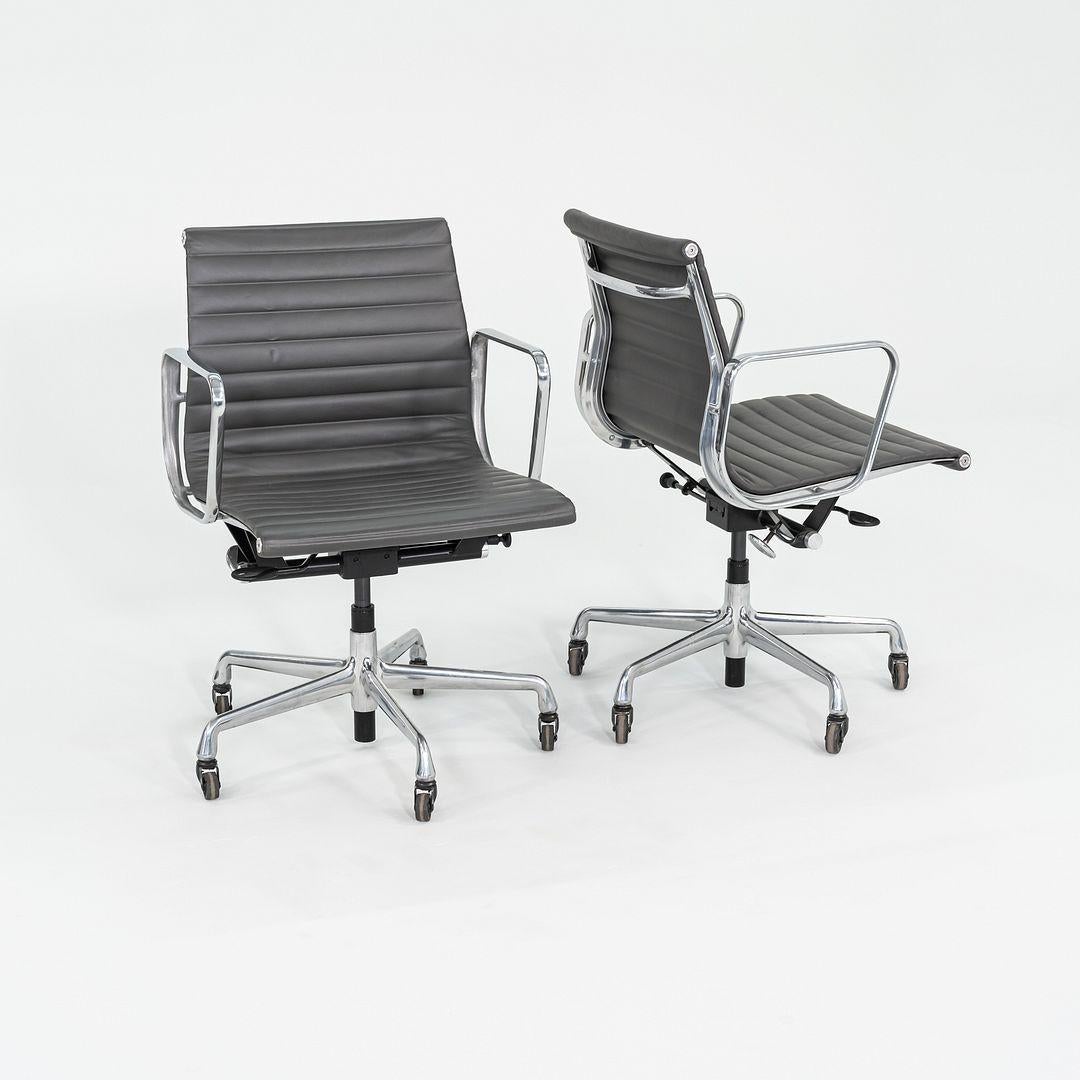 Il s'agit d'une chaise de bureau Eames Aluminum Group Management, modèle EA335, conçue à l'origine par Charles et Ray Eames pour Herman Miller en 1958. Ces exemples particuliers datent de 2017. Le prix indiqué comprend une chaise, et nous avons