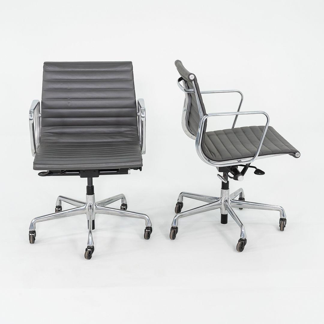 Moderne 2017 Chaise de gestion de groupe en aluminium Eames EAG d'Herman Miller en cuir gris en vente