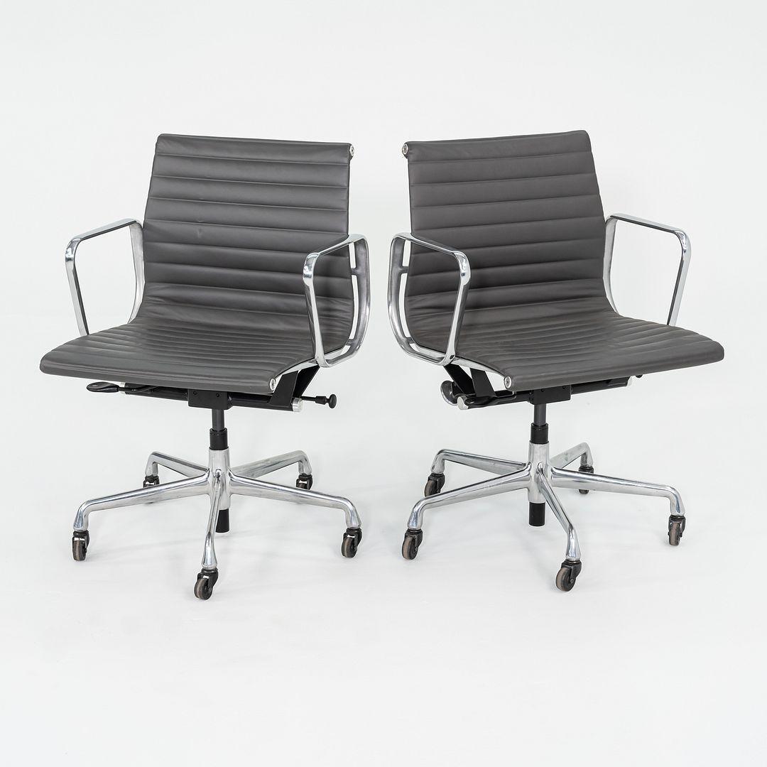 Américain 2017 Chaise de gestion de groupe en aluminium Eames EAG d'Herman Miller en cuir gris en vente