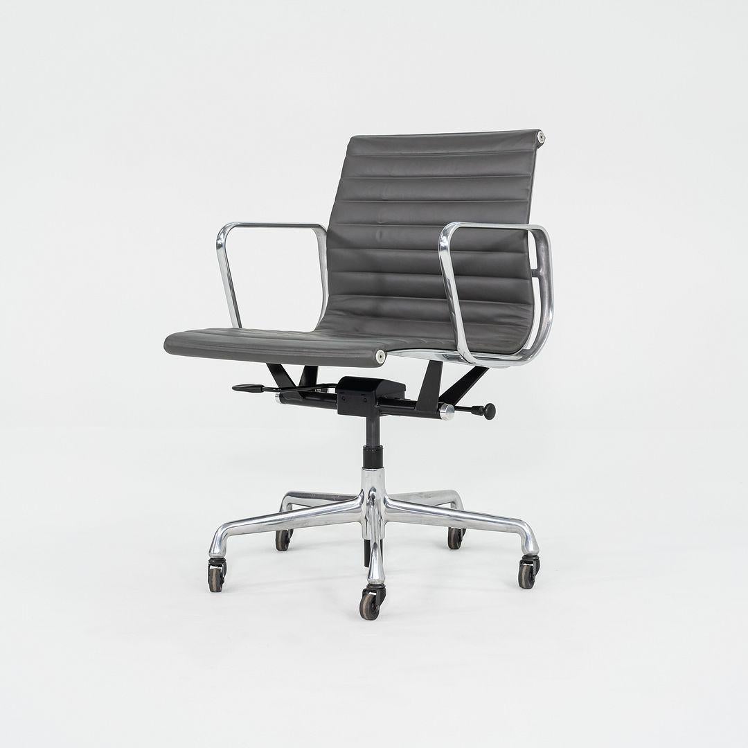 2017 Chaise de gestion de groupe en aluminium Eames EAG d'Herman Miller en cuir gris Bon état - En vente à Philadelphia, PA