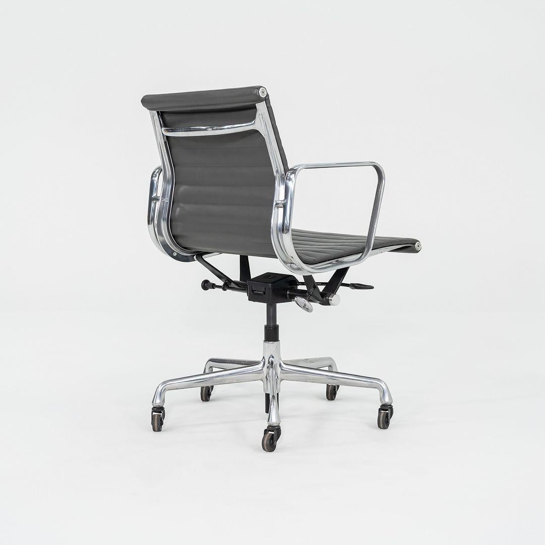 XXIe siècle et contemporain 2017 Chaise de gestion de groupe en aluminium Eames EAG d'Herman Miller en cuir gris en vente