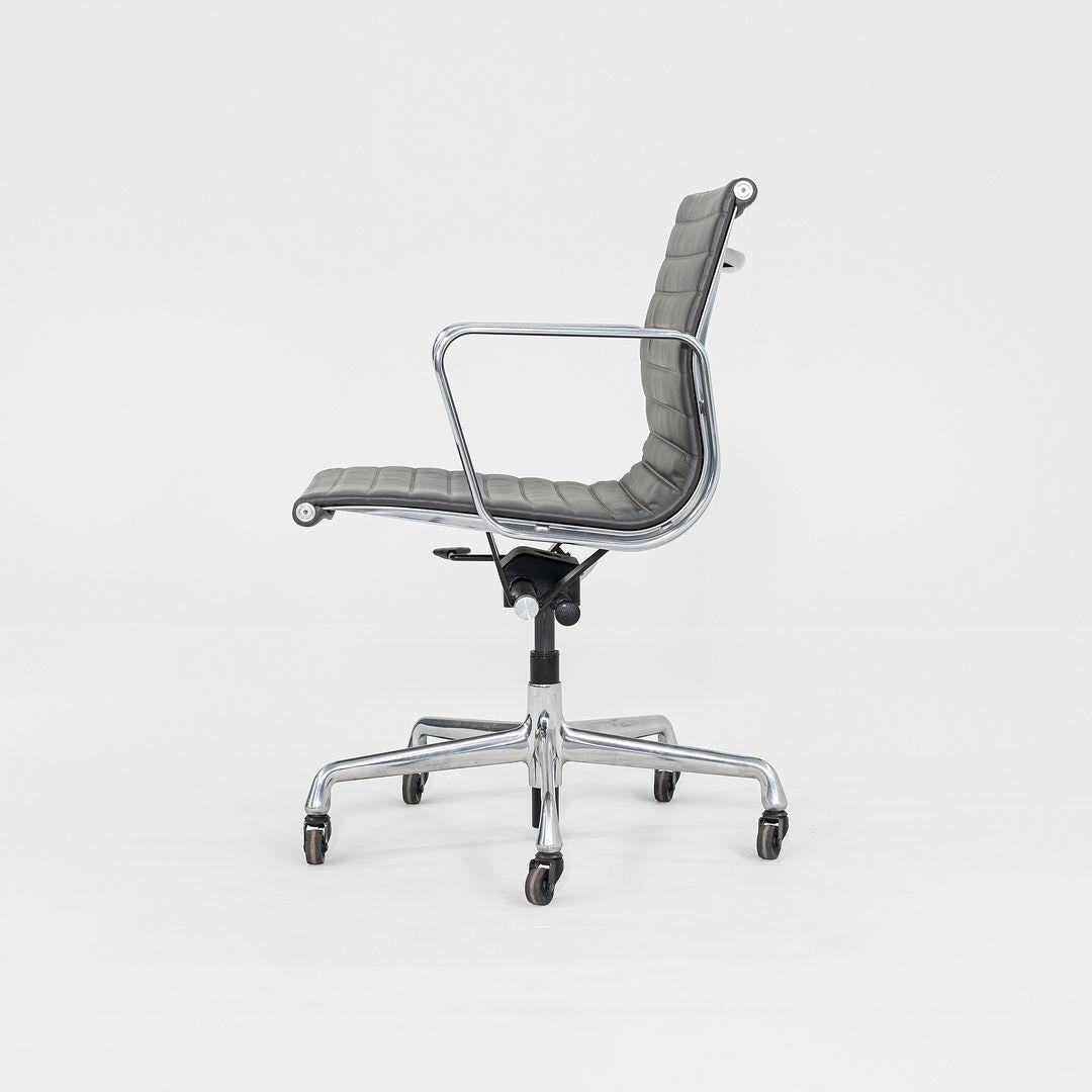 Aluminium 2017 Chaise de gestion de groupe en aluminium Eames EAG d'Herman Miller en cuir gris en vente