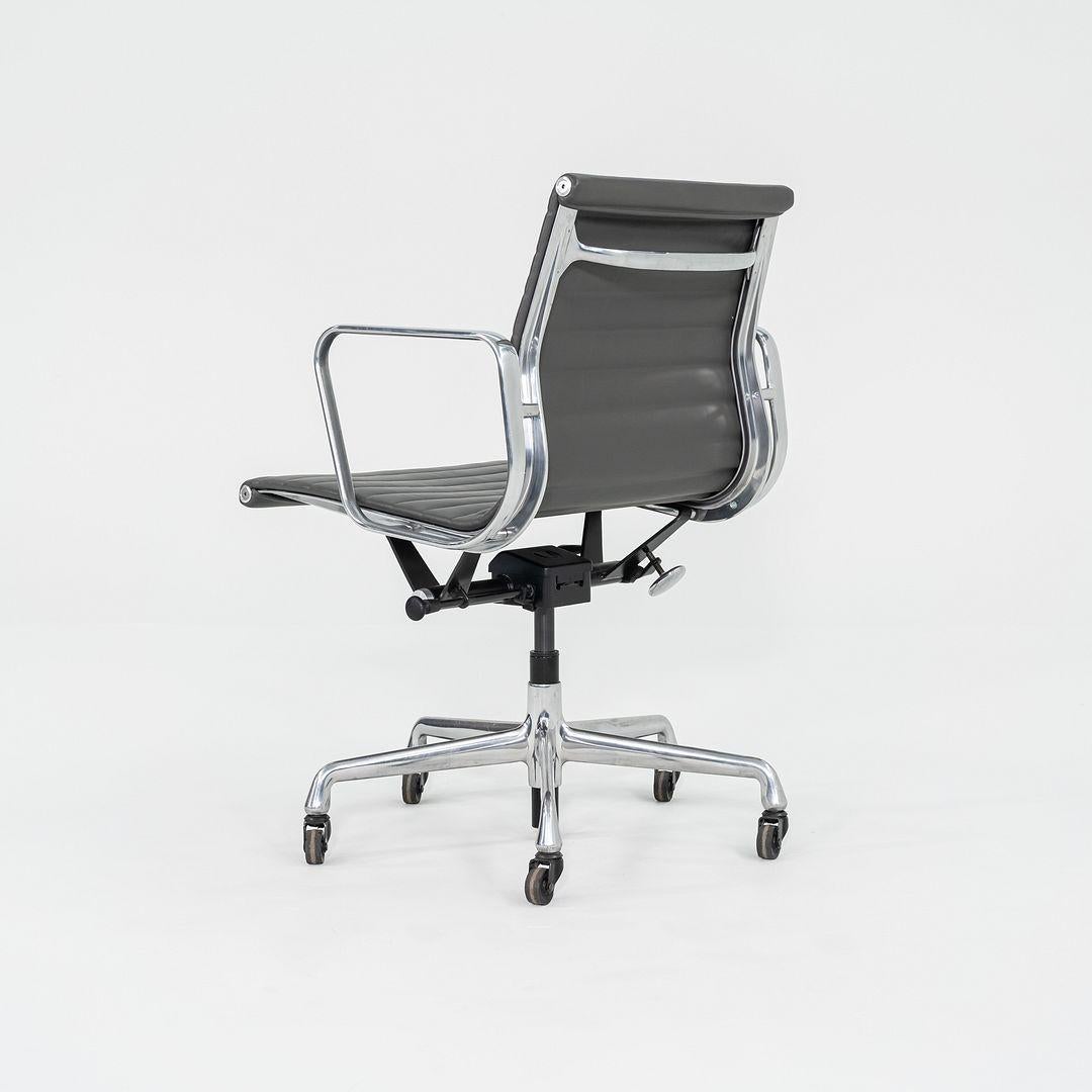 2017 Chaise de gestion de groupe en aluminium Eames EAG d'Herman Miller en cuir gris en vente 1