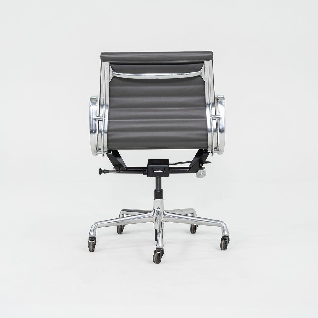 2017 Chaise de gestion de groupe en aluminium Eames EAG d'Herman Miller en cuir gris en vente 2