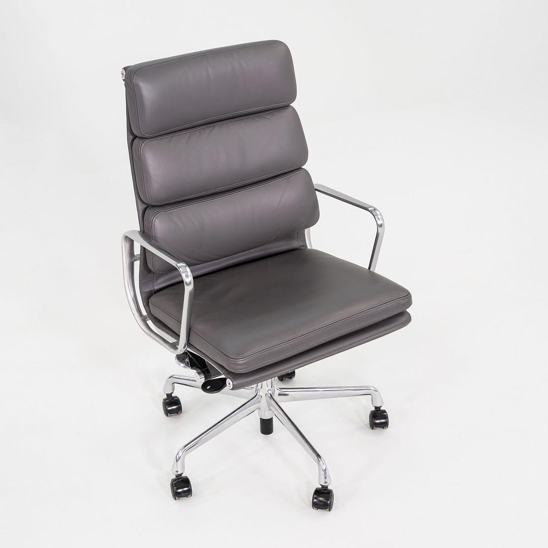 2017 Herman Miller Eames Soft Pad Chefsessel mit pneumatischer Basis (Moderne) im Angebot