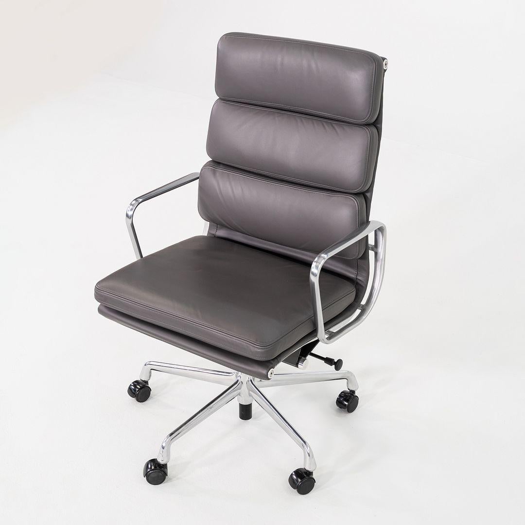 2017 Herman Miller Eames Soft Pad Chefsessel mit pneumatischer Basis (amerikanisch) im Angebot