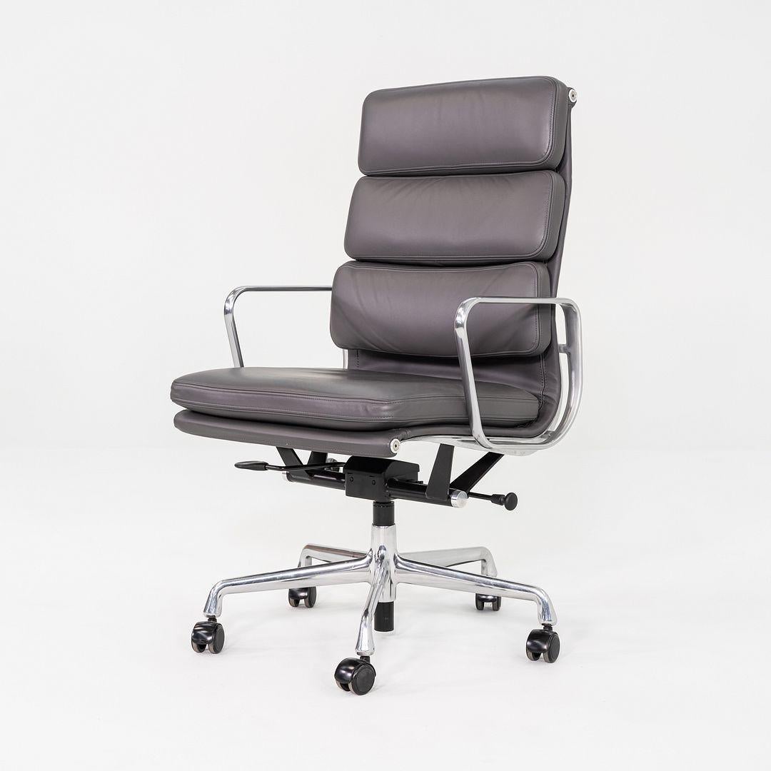 2017 Herman Miller Eames Soft Pad Chefsessel mit pneumatischer Basis im Zustand „Gut“ im Angebot in Philadelphia, PA