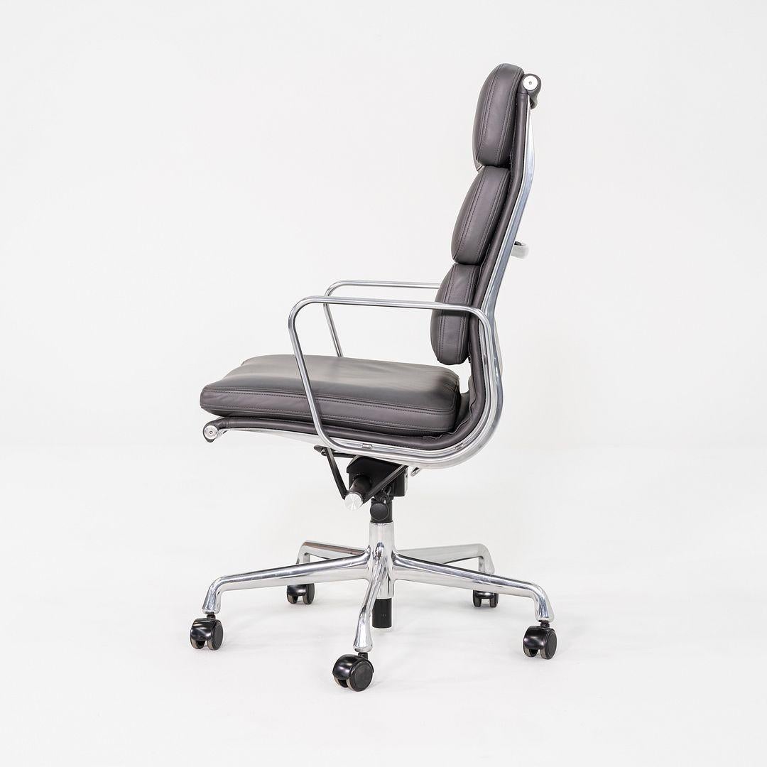 2017 Herman Miller Eames Soft Pad Chefsessel mit pneumatischer Basis (21. Jahrhundert und zeitgenössisch) im Angebot