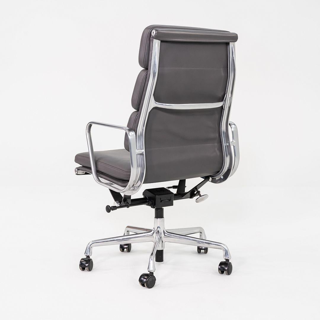 2017 Herman Miller Eames Soft Pad Chefsessel mit pneumatischer Basis (Aluminium) im Angebot