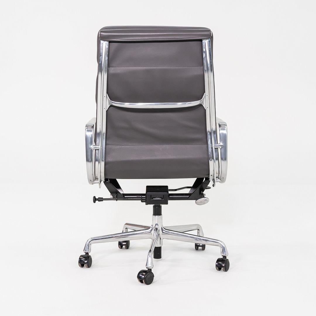 2017 Herman Miller Eames Soft Pad Chefsessel mit pneumatischer Basis im Angebot 1