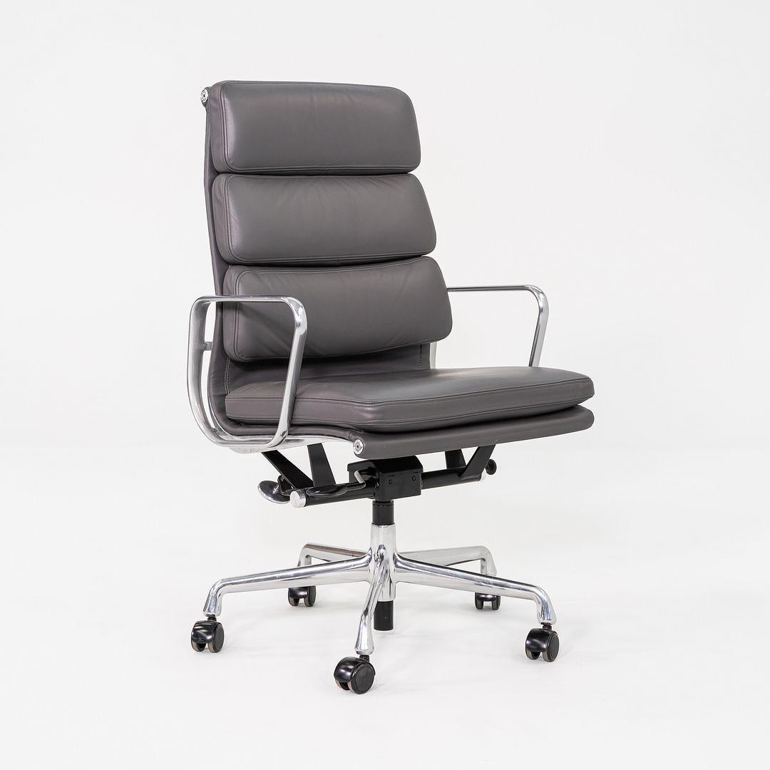 2017 Herman Miller Eames Soft Pad Chefsessel mit pneumatischer Basis im Angebot 2