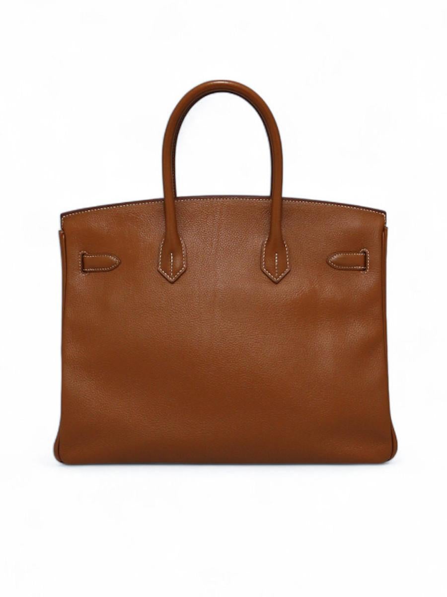 Precioso Birkin 35 de piel Barénia Faubourg dorada entregado en su bolsa guardapolvo original HERMES. Tiene la lengüeta, la campana, el candado y la llave (x2). Las esquinas están en muy buen estado.
Estado: muy bueno
Fabricado en Francia
Model No: