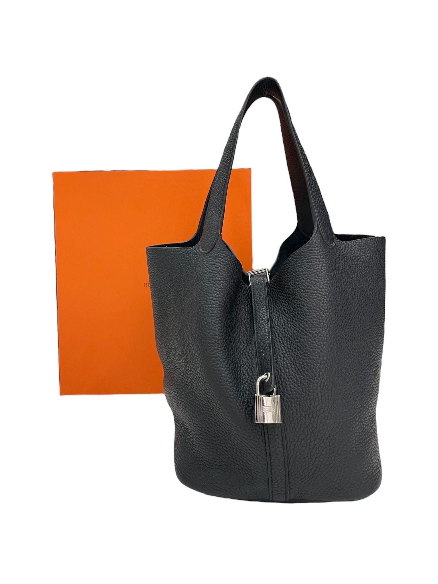 Bag signed Hermès, Picotin Lock model, size 22, made in Clemence leather, soft and textured to the touch, Plomb color with silver hardware. Equipped with a wide opening with central band and padlock. Equipped with a double leather handle for