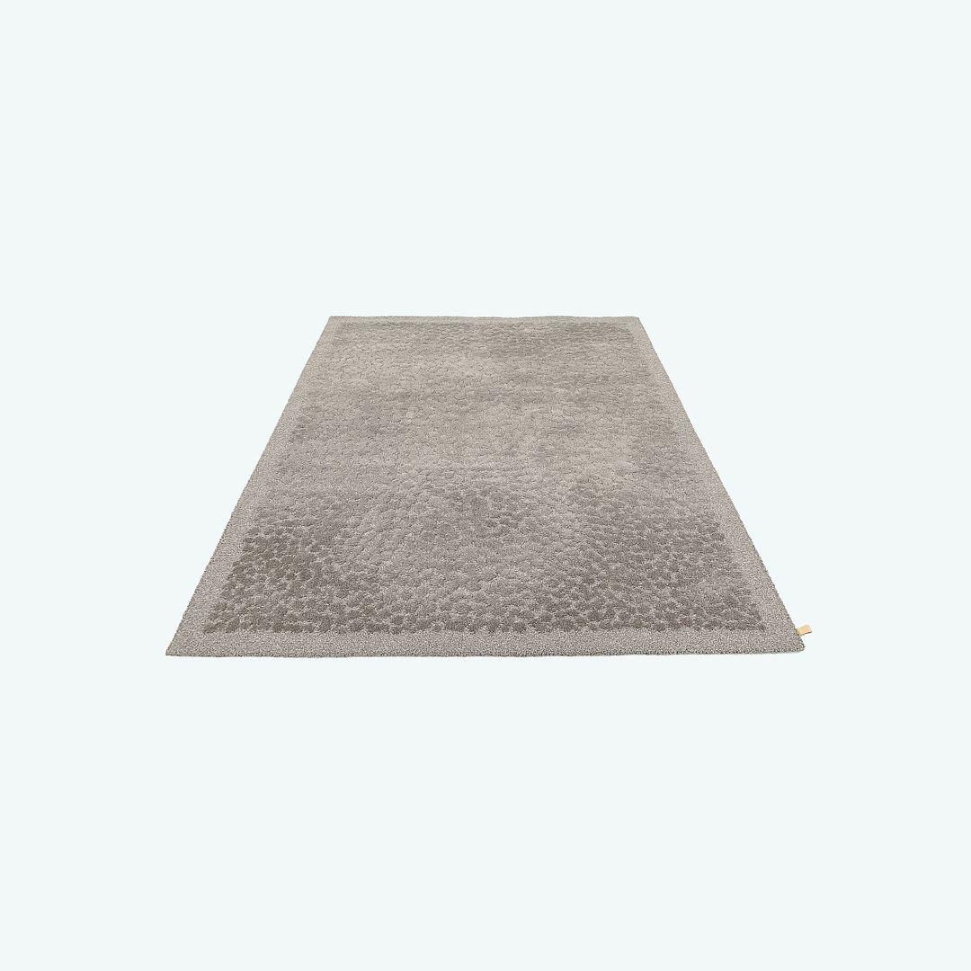 Dies ist ein Kieselteppich, handgetuftet aus reiner Wolle und Leinen in Taupe-Braun-Tönen. Der Teppich wurde von Maja Johansson Starander entworfen und von Kasthall in Schweden hergestellt. Sie stammt aus der Zeit um 2017 und ist garantiert echt.