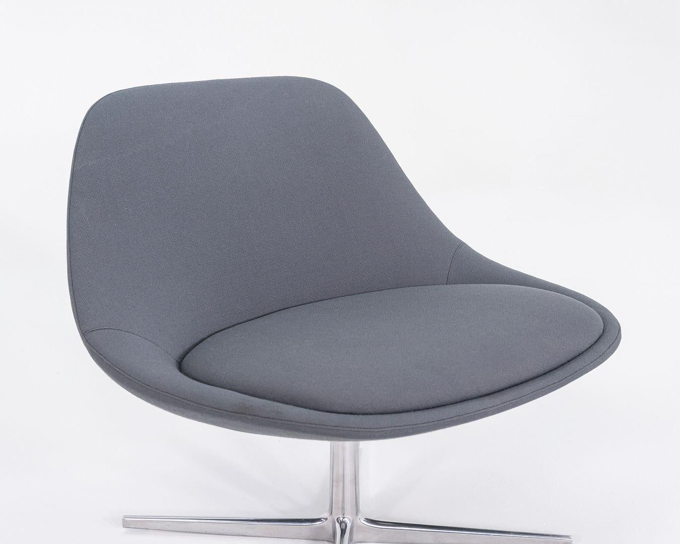 Dies ist ein Chiara Lounge Chair, ursprünglich entworfen von Noe Duchaufour-Lawrance im Jahr 2013. Diese Exemplare wurden von Bernhardt Design im Jahr 2017 hergestellt. Die Stühle bestehen aus einem Aluminiumgestell und einer mit grauem Stoff