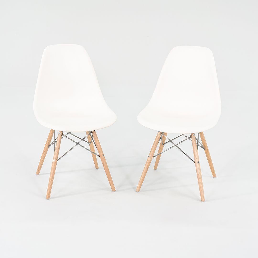 2017 Set di quattro sedie a conchiglia da pranzo DSW in plastica Eames in bianco con basi in Oak in vendita 3