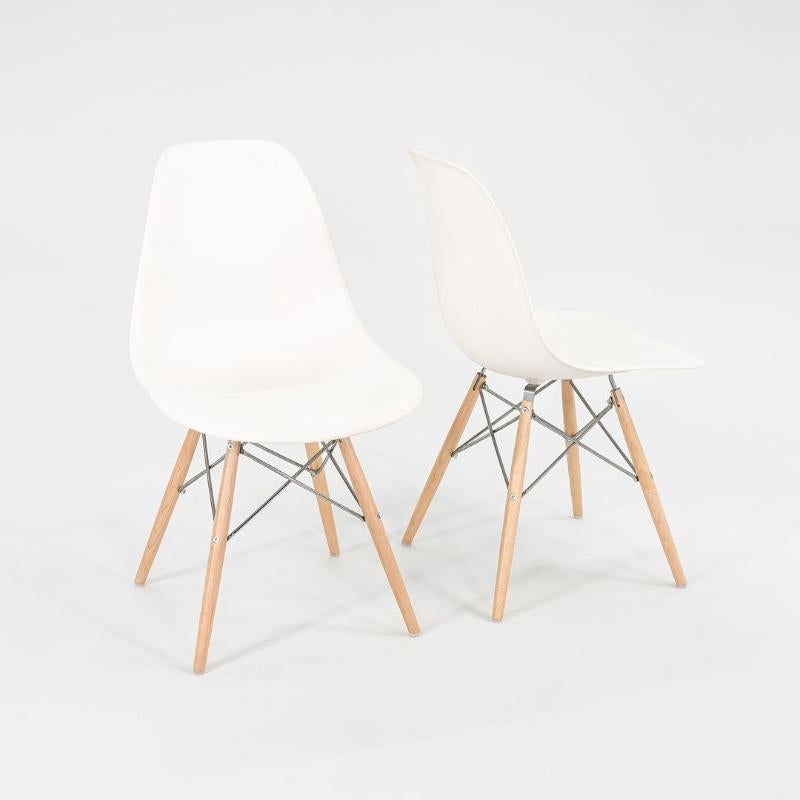 2017 Set di quattro sedie a conchiglia da pranzo DSW in plastica Eames in bianco con basi in Oak in vendita 5