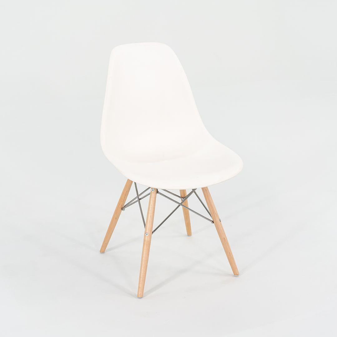 Questo è un set di quattro sedie Eames DSW Side Chairs, originariamente progettate da Ray and Charles Eames per Herman Miller nel 1948. Questi esemplari in particolare sono stati prodotti da Herman Miller negli Stati Uniti nel 2017 e il prezzo
