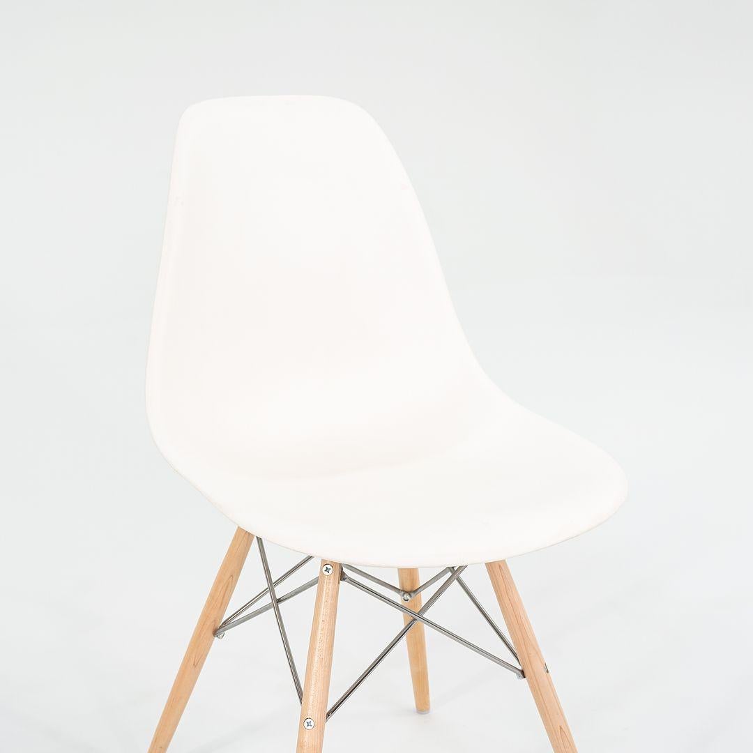 Moderno 2017 Set di quattro sedie a conchiglia da pranzo DSW in plastica Eames in bianco con basi in Oak in vendita