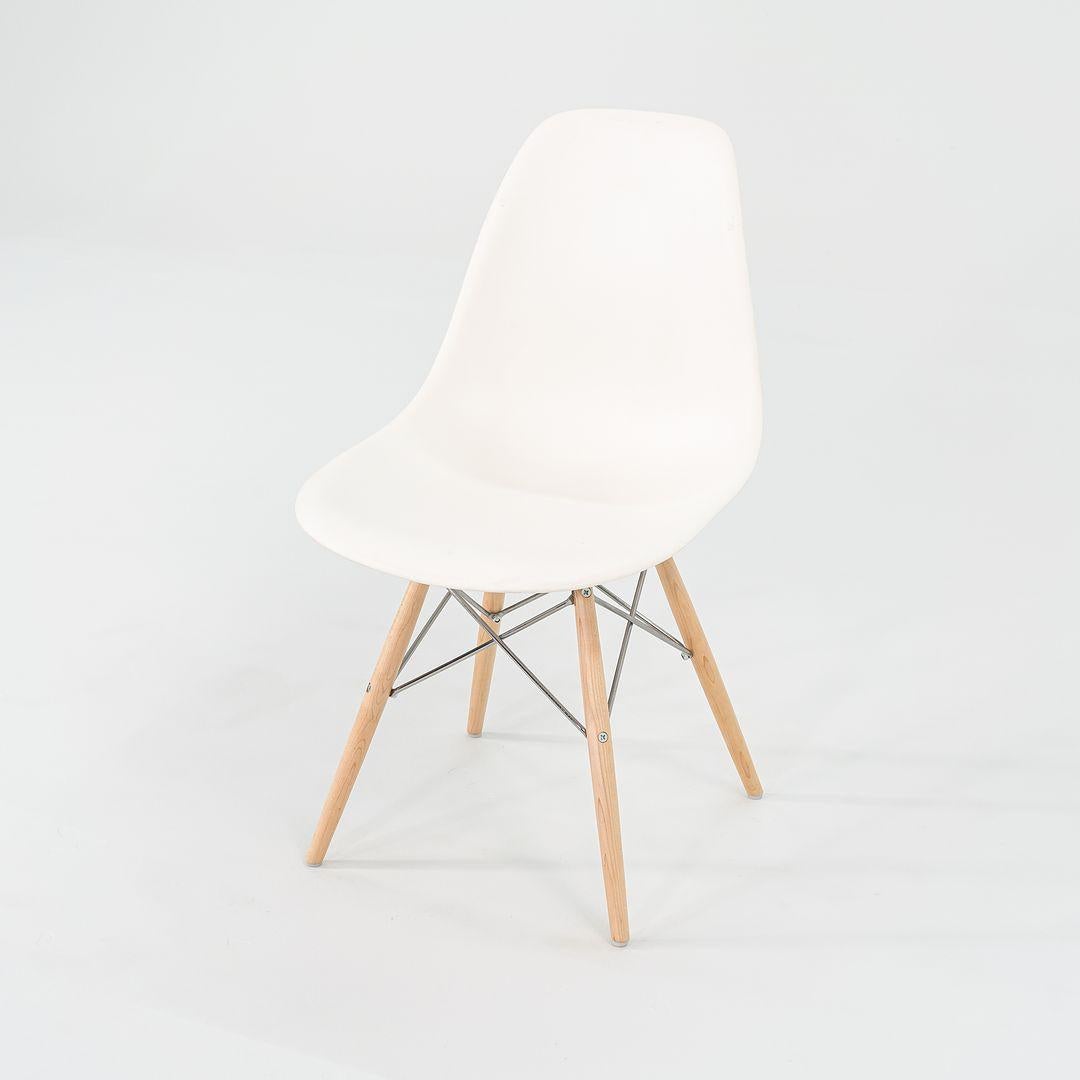 Americano 2017 Set di quattro sedie a conchiglia da pranzo DSW in plastica Eames in bianco con basi in Oak in vendita