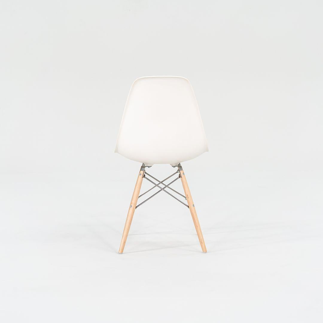 2017 Set di quattro sedie a conchiglia da pranzo DSW in plastica Eames in bianco con basi in Oak In condizioni buone in vendita a Philadelphia, PA