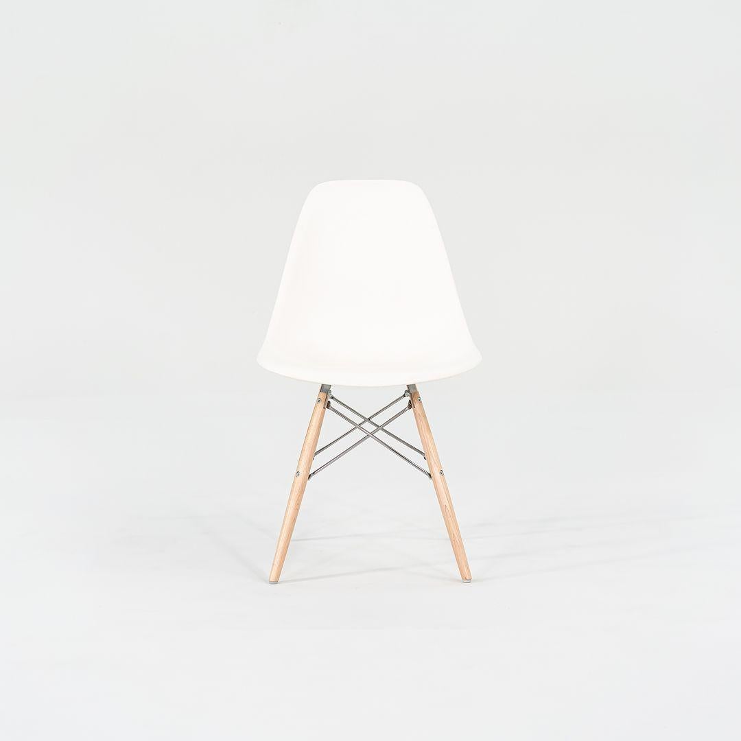 XXI secolo e contemporaneo 2017 Set di quattro sedie a conchiglia da pranzo DSW in plastica Eames in bianco con basi in Oak in vendita