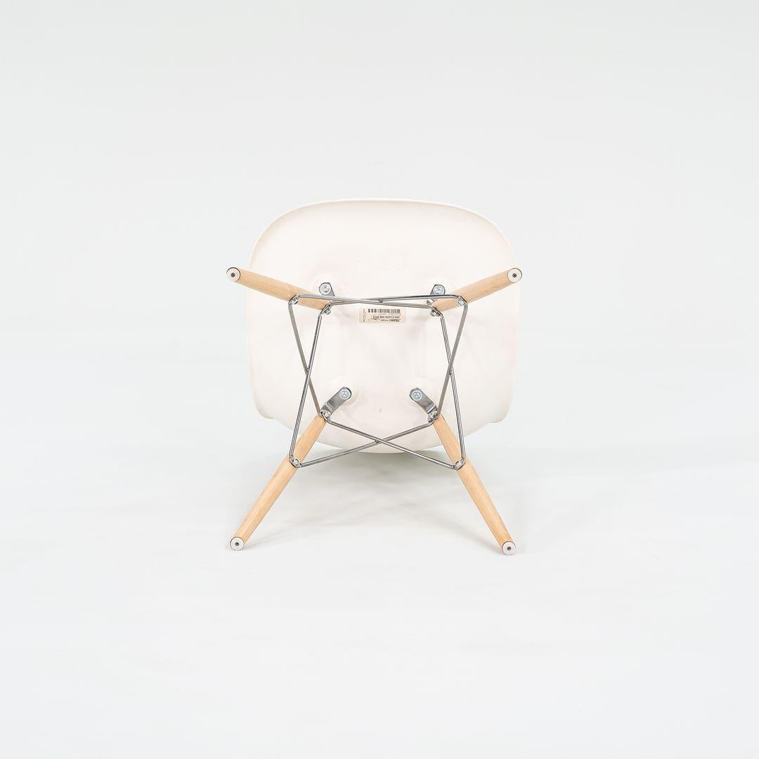 Acciaio 2017 Set di quattro sedie a conchiglia da pranzo DSW in plastica Eames in bianco con basi in Oak in vendita