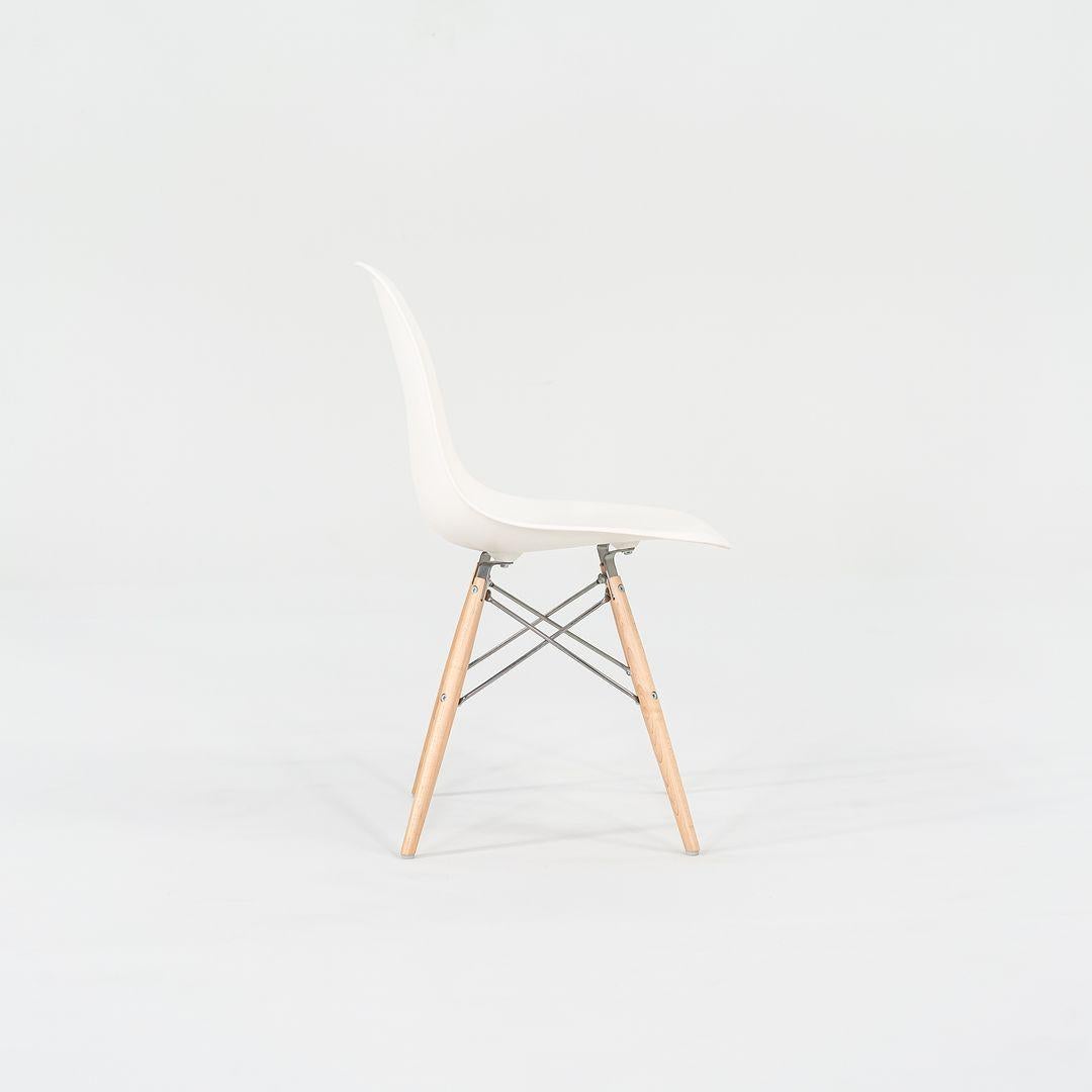 2017 Set di quattro sedie a conchiglia da pranzo DSW in plastica Eames in bianco con basi in Oak in vendita 1