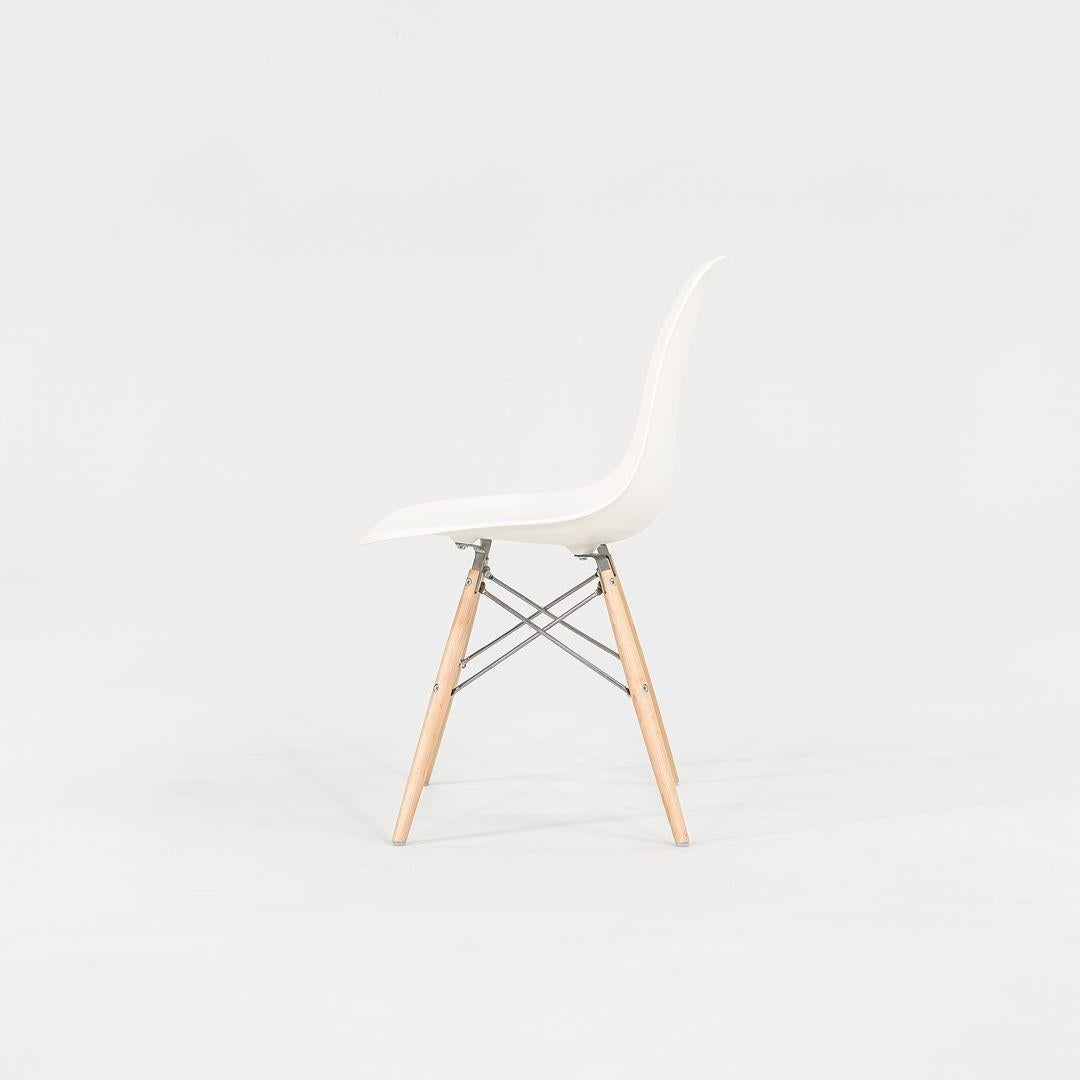 2017 Set di quattro sedie a conchiglia da pranzo DSW in plastica Eames in bianco con basi in Oak in vendita 2
