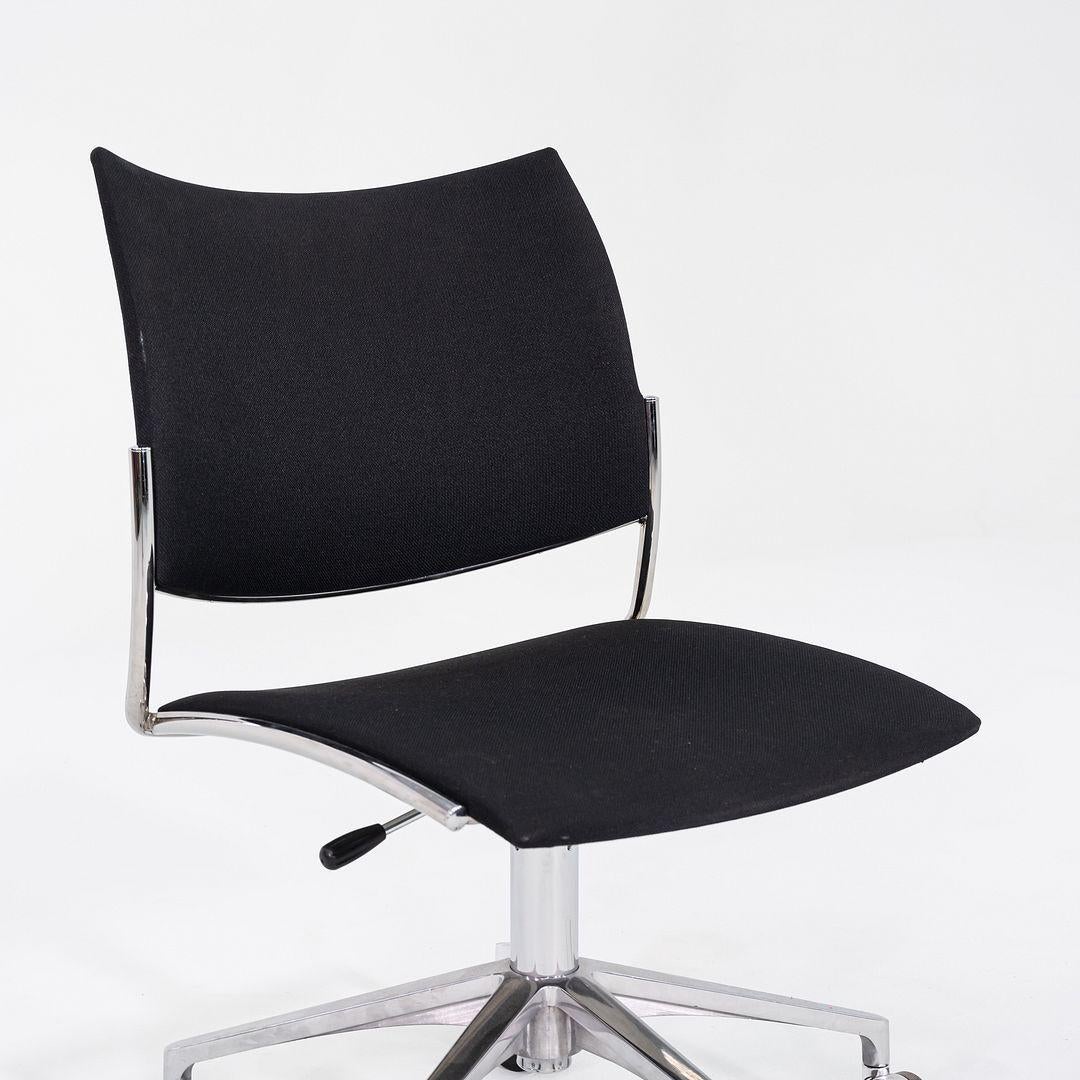 Dies sind Cello Schreibtischstühle, die ursprünglich von Sigurd Rothe für Casala entworfen wurden. Diese Exemplare wurden 2017 in den Niederlanden hergestellt. Das Design besteht aus einem 5-Stern-Fuß aus verchromtem Stahl und einem mit schwarzem