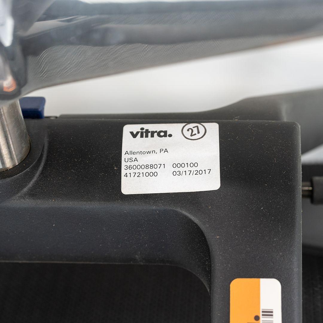 2017 Sedia da scrivania rotante Vitra Physix di Alberta Meda in rete nera 3x Disponibile in vendita 5