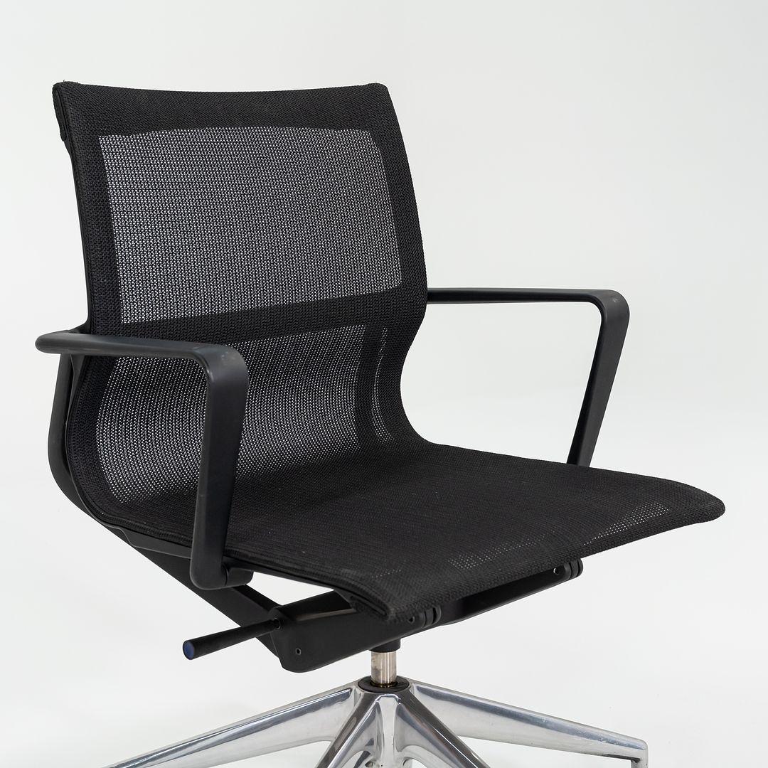 Si tratta delle sedie da ufficio Physix, disegnate originariamente da Alberto Meda nel 2012. Questi particolari esemplari sono stati prodotti da Vitra in Germania C. 2017. Il telaio e i braccioli sono in poliammide, mentre la base a cinque stelle è
