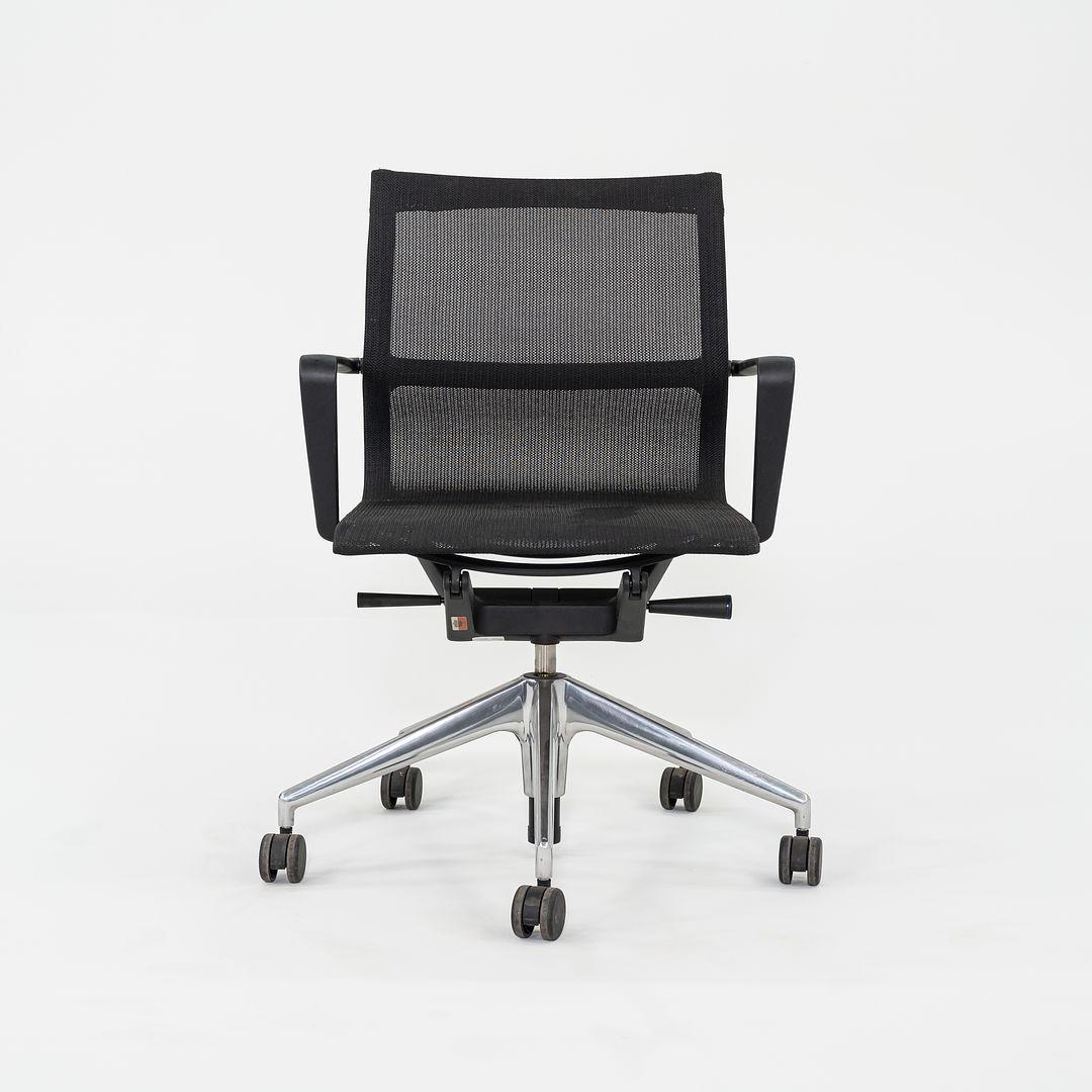 Alluminio 2017 Sedia da scrivania rotante Vitra Physix di Alberta Meda in rete nera 3x Disponibile in vendita